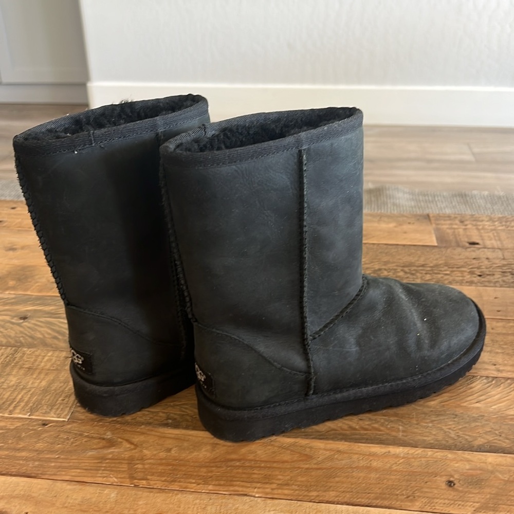 Women’s classic short Ugg boot.  Size 5 black. - Picture 2 of 5